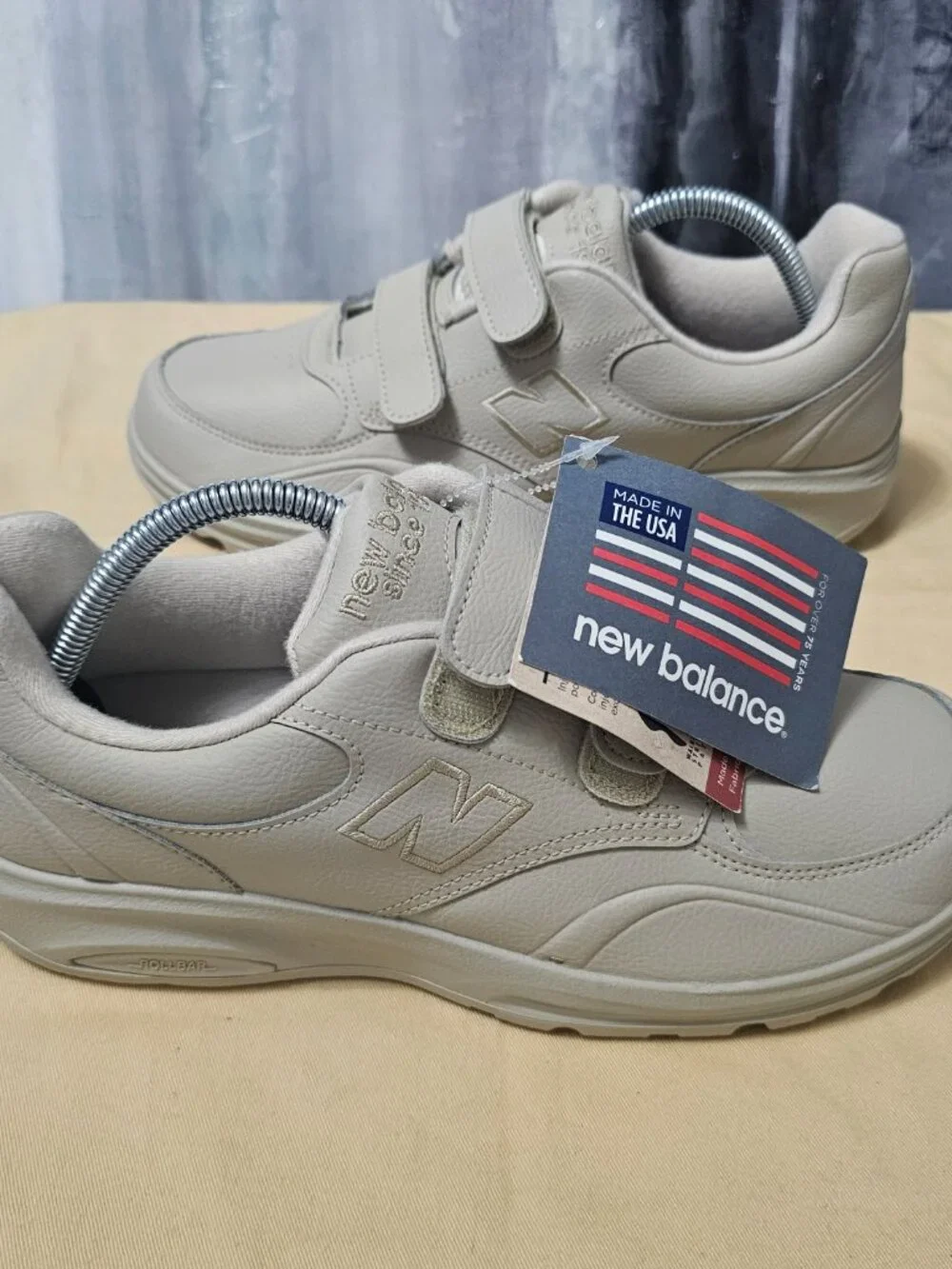 New Balance MW812 Beige Hoop & Loop Leather Walking Dad Shoes Men’s Sz 8 2E NEW